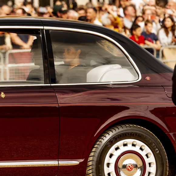 Meghan Markle, duchesse de Sussex - - Procession du cercueil de la reine Elizabeth II d'Angleterre de l'Abbaye de Westminster à Wellington Arch à Hyde Park Corner, près du palais de Buckingham, au son de Big Ben et de coups de canon. Dans le cadre des funérailles d'Etat, le cercueil sera ensuite transféré dans le corbillard royal pour prendre la direction du château de Windsor. Londres,  le 19 septembre 2022. Royalportraits Europe/Bernard Rubsamen / Bestimage