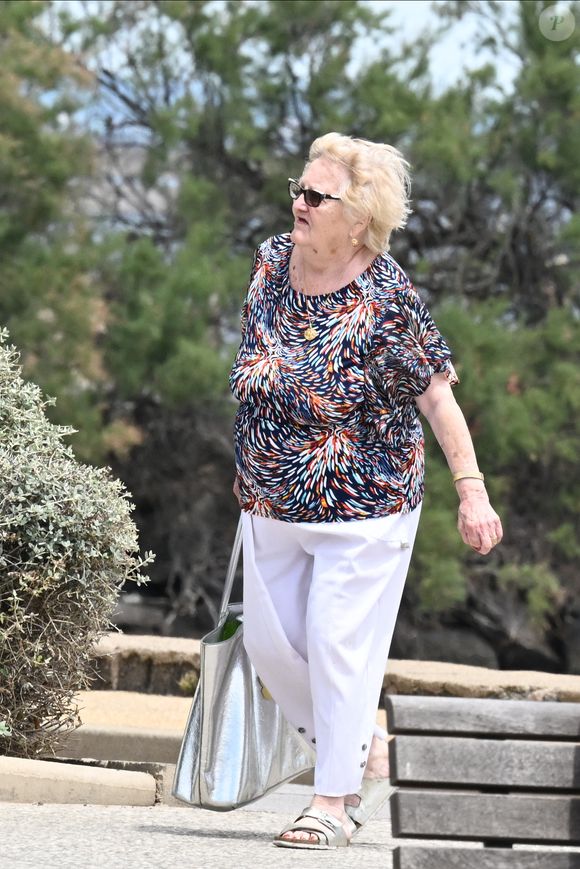 Exclusif - Laeticia Hallyday et ses filles Jade et Joy (qui résident depuis quelques jours dans la propriété familiale du Cap-d'Ail) arrivent à Marseillan pour déjeuner avec Elyette Boudou "Mamie Rock" (qui fêtera ses 89 ans le 5 juillet prochain), accompagné de son père André Boudou et sa fille Alcéa (demi soeur de Laeticia). Toute la famille est allée déjeuner à la crêperie "La Maison de Camille" à Marseillan, France, le 2 juillet 2024.
