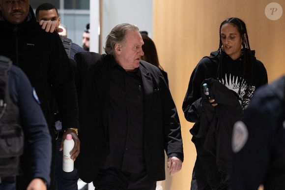 L'acteur français Gérard Depardieu et sa fille Roxane Depardieu sortent à la fin du deuxième jour du procès après son audience dans le cadre de son procès dans lequel il est accusé d'avoir abusé sexuellement de deux femmes lors d'un tournage en 2021, au tribunal correctionnel de Paris dans le palais de justice de Paris, France le 25 mars 2025. Photo par Raphael Lafargue/ABACAPRESS.COM