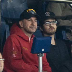 Michaël Youn est venu accompagné de Sean Obispo

Michaël Youn et Sean Obispo - Célébrités des les tribunes lors du match aller du quart de finale de Ligue des champions entre le PSG et Aston Villa (3-1) au Parc des Princes à Paris le 9 avril 2025. © Cyril Moreau/Bestimage