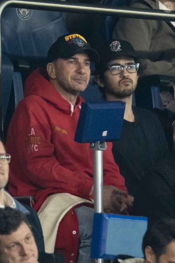 Michaël Youn est venu accompagné de Sean Obispo

Michaël Youn et Sean Obispo - Célébrités des les tribunes lors du match aller du quart de finale de Ligue des champions entre le PSG et Aston Villa (3-1) au Parc des Princes à Paris le 9 avril 2025. © Cyril Moreau/Bestimage