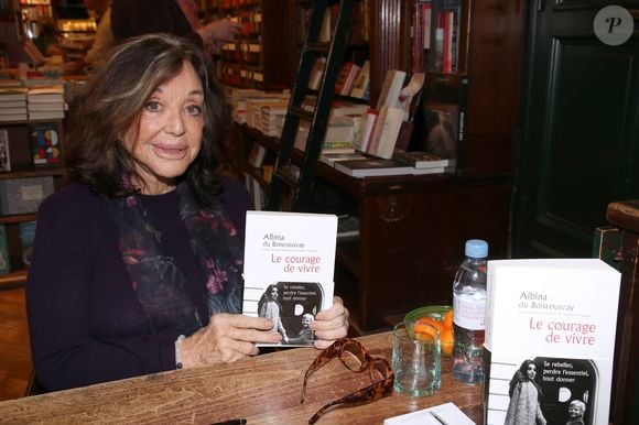 Exclusif - La Comtesse Albina du Boisrouvray (cousine du Prince Rainier de Monaco) dédicace son livre "le courage de vivre" à la librairie  Galignani à Paris, France, le 8 Mars 2022. Bertrand Rindoff/Bestimage