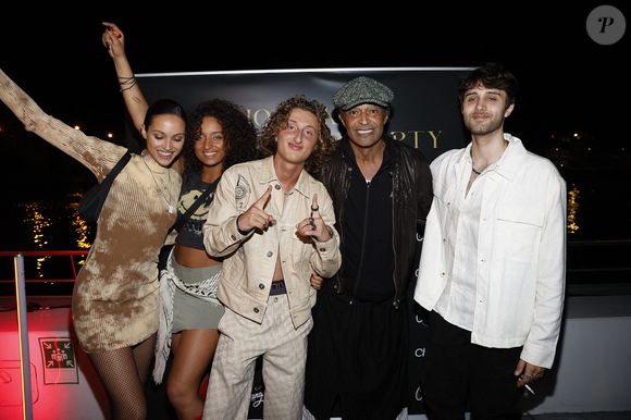 Son père vit majoritairement au Cameroun, sa sœur Yéléna à Hawaï et Joakim à Miami, ce qui complique leurs retrouvailles.

Exclusif - Prix spécial - No web - Jenaye, Eleejah, Joalukas Noah, son père Yannick Noah et Tomathy Stewart-Whyte (le frère de Jenaye et Eleejah) lors de la soirée d'anniversaire de Joalukas Noah, fils de Yannick Noah et Isabelle Camus, pour ses 18 ans à Paris le 10 juin 2022.

© Cyril Moreau / Bestimage