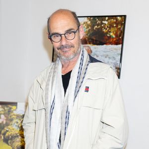 Exclusif - Bernard Campan - Pascal Legitimus célèbre ses cinquante ans de carrière et présente une exposition photographique de son travail sur les coquillages au Studio Design Center à Paris le 24 mars 2025.

© Jeremy Melloul / Bestimage