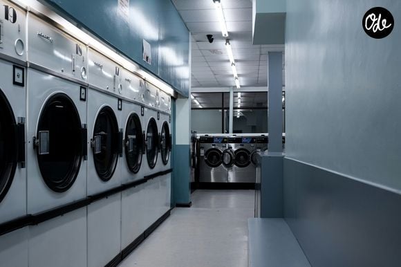 Mettre des boules de papier aluminium dans la machine à laver : pourquoi cette astuce séduit de plus en plus.