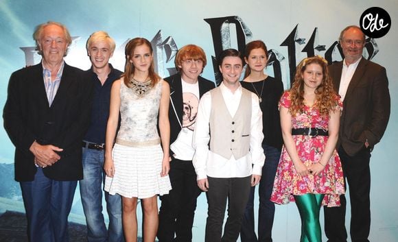 Plutôt que de tout dépenser, il a tout investi dans l'immobilier de son Hertfordshire natal.

Photo d'archive datée du 06/07/09 montrant (de gauche à droite) Michael Gambon, Tom Felton, Emma Watson, Rupert Grint, Daniel Radcliffe, Bonnie Wright, Jessie Cave et Jim Broadbent lors d'une séance photo organisée pour le lancement du nouveau film, « Harry Potter et le Prince de sang-mêlé », à l'hôtel Claridges, dans le centre de Londres.Crédit photo : Ian West/PA Wire
