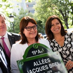 François Dagnaud, bourgmestre du 19e arrondissement de Paris et Anne Hidalgo, maire de Paris offrent la plaque de l'allée Jacques Brel à France Brel, dans le 19e arrondissement de Paris près du canal de l'ourq, le 19 juillet 2019.  Photo Raphael Lafargue/Abaca