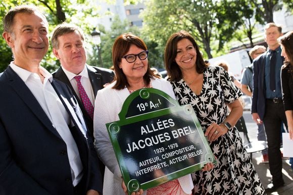 François Dagnaud, bourgmestre du 19e arrondissement de Paris et Anne Hidalgo, maire de Paris offrent la plaque de l'allée Jacques Brel à France Brel, dans le 19e arrondissement de Paris près du canal de l'ourq, le 19 juillet 2019.  Photo Raphael Lafargue/Abaca