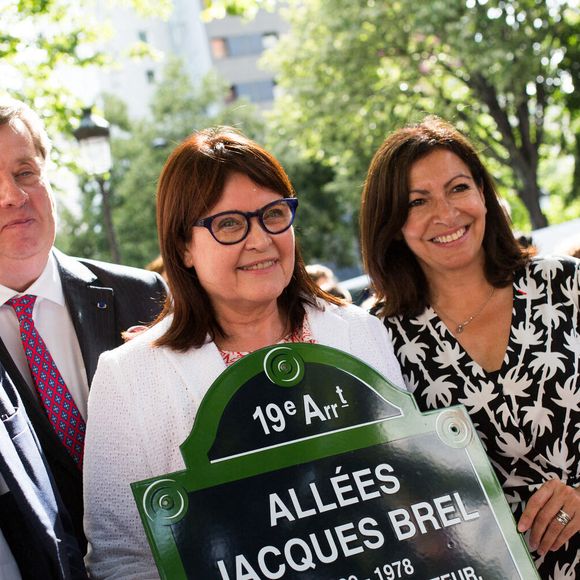 François Dagnaud, bourgmestre du 19e arrondissement de Paris et Anne Hidalgo, maire de Paris offrent la plaque de l'allée Jacques Brel à France Brel, dans le 19e arrondissement de Paris près du canal de l'ourq, le 19 juillet 2019.  Photo Raphael Lafargue/Abaca