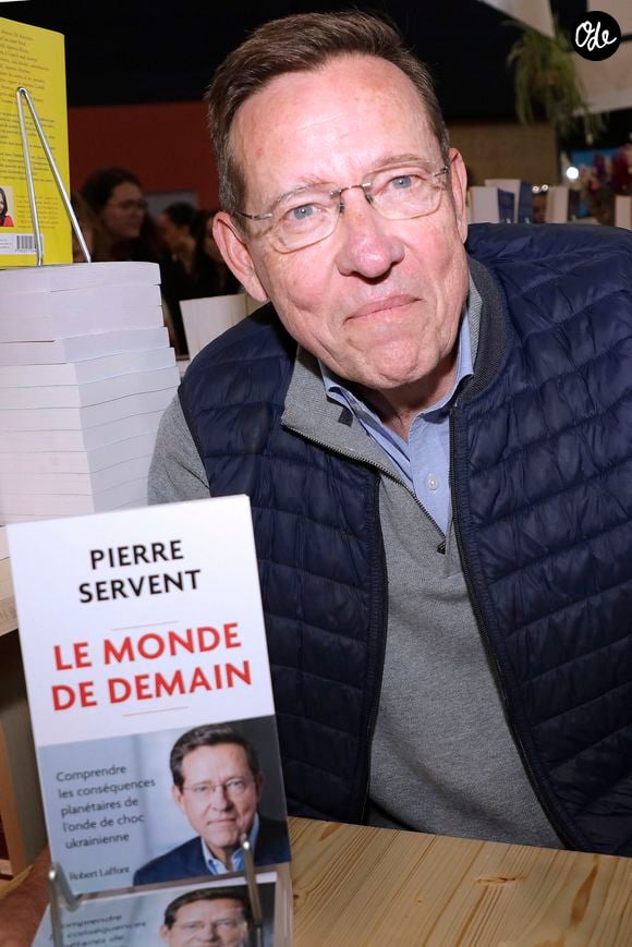Récemment opéré de la colonne vertébrale où des métastases se sont développées, le journaliste poursuit désormais un lourd protocole de chimiothérapie.

Pierre Servent - Festival du Livre de Paris 2023 au Grand Palais Éphémère. Le 22 avril 2023.

© Cédric Perrin / Bestimage