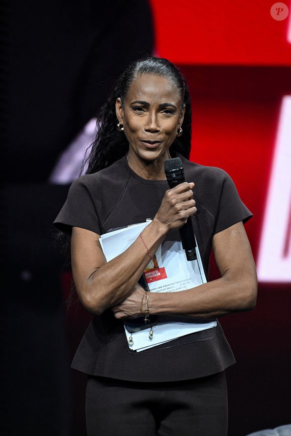 Christine Kelly au Dôme de Paris - Palais des Sports pour "Face à vous" les grands enjeux de demain le 25 novembre 2025.

© Lionel Urman / Bestimage