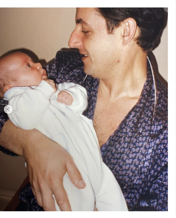 Le jeune homme de 28 ans a partagé des photos de son enfance avec son père.

Instagram/Louis Sarkozy