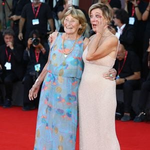 3 septembre 2025, Venise, Vénétie, Italie : Valeria Bruni Tedeschi, émue, avec sa mère Marisa Borini sur le tapis rouge pour la première de Duse lors du 82ᵉ Festival de cinéma de Venise au Lido de Venise, Italie. (Crédit image : © Mickael Chavet/ZUMA Press Wire / Bestimage)