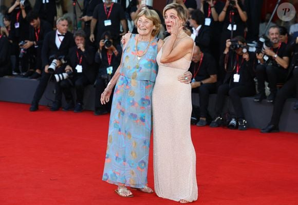 3 septembre 2025, Venise, Vénétie, Italie : Valeria Bruni Tedeschi, émue, avec sa mère Marisa Borini sur le tapis rouge pour la première de Duse lors du 82ᵉ Festival de cinéma de Venise au Lido de Venise, Italie. (Crédit image : © Mickael Chavet/ZUMA Press Wire / Bestimage)