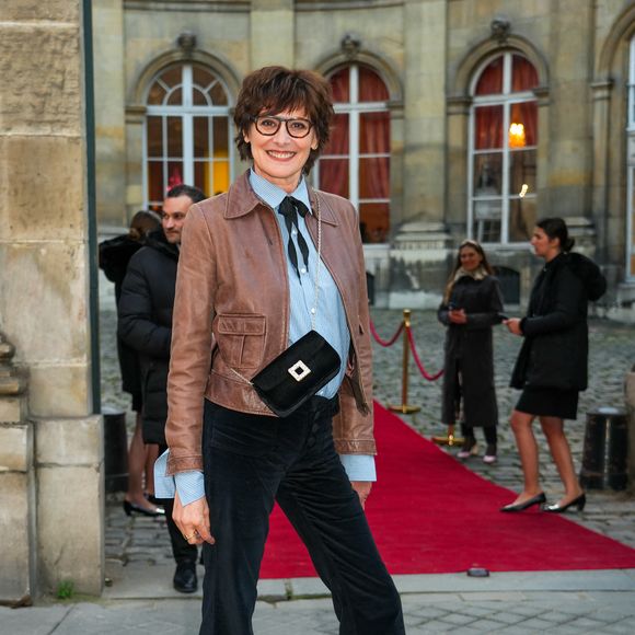 Non loin de Chiara Ferragni, d'autres personnalités françaises étaient présentes comme Catherine Deneuve, Inès de la Fressange et Lou Doillon.

Ines de La Fressange au défilé La Rose Vivier à la Fashion Week de Paris le 6 mars 2025 © Lucia Sabatelli / Bestimage
