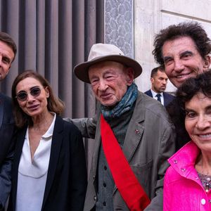 Le président français Emmanuel Macron, Sabah Abouessalam, Edgar Morin, Jack Lang et son épouse Monique assistent à la cérémonie au cours de laquelle Edgar Morin a reçu la Grand Croix de la Légion d'Honneur et célèbre son 103e anniversaire, au Palais de l'Elysée, à Paris, France, le 8 juillet 2024.
Photo par Balkis Press/ABACAPRESS.COM