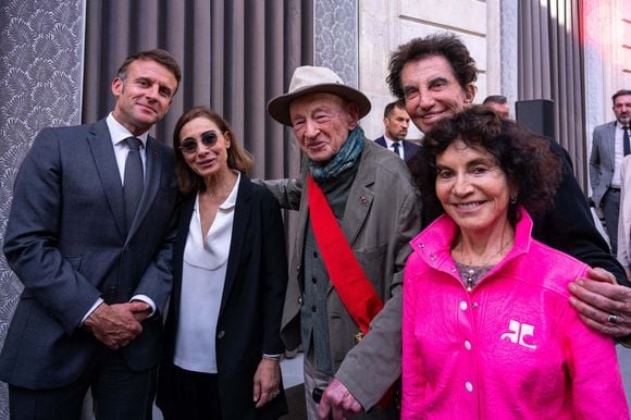 Le président français Emmanuel Macron, Sabah Abouessalam, Edgar Morin, Jack Lang et son épouse Monique assistent à la cérémonie au cours de laquelle Edgar Morin a reçu la Grand Croix de la Légion d'Honneur et célèbre son 103e anniversaire, au Palais de l'Elysée, à Paris, France, le 8 juillet 2024. 

Photo par Balkis Press/ABACAPRESS.COM