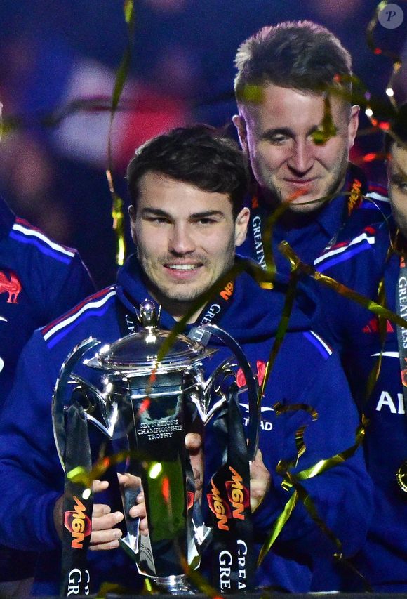 Antoine Dupont avec le trophée du tournoi des Six Nations - La France domine l'Ecosse (35-16) et remporte le Tournoi des 6 Nations au Stade de France à Saint-Denis, Seine Saint-Denis, France, le 15 mars 2025. © Christian Liewig/Bestimage