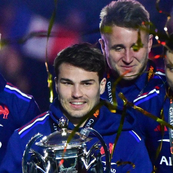 Antoine Dupont avec le trophée du tournoi des Six Nations - La France domine l'Ecosse (35-16) et remporte le Tournoi des 6 Nations au Stade de France à Saint-Denis, Seine Saint-Denis, France, le 15 mars 2025. © Christian Liewig/Bestimage