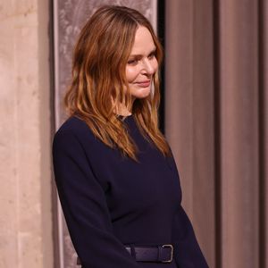 Sa Légion d’honneur récompense une carrière engagée et son influence internationale dans le luxe et la mode responsable.

Stella McCartney - La créatrice S.McCartney est faite Chevalier de la Légion d'honneur par le président français E.Macron au palais de l'Elysée à Paris, le 5 mars 2026, lors de la Fashion Week à Paris. Cette distinction salue son parcours ainsi que son engagement dans l'univers de la création et de la mode.

BFA.com / Backgrid USA / Bestimage