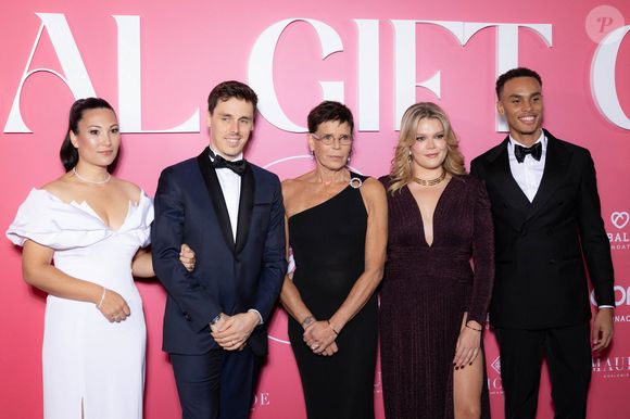 Son objectif : lever des fonds pour améliorer la vie des femmes et des enfants en difficulté, notamment à travers le financement de projets tels que Casa Ángeles...

Marie Ducruet, Louis Ducruet, S.A.S. la Princesse Stéphanie de Monaco, Camille Gottlieb et Alexandre Grimaldi assistent au premier Gala Global Gift sponsorisé par « APM Monaco » et organisé à Monaco, dans la Salle Empire de l'Hôtel de Paris. © Olivier Huitel/Pool/Bestimage