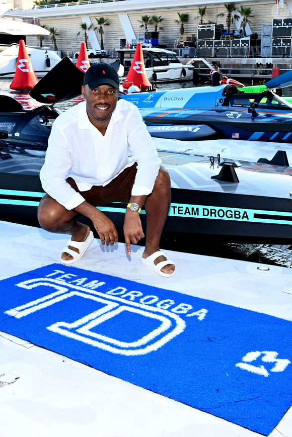 Didier Drogba sur son bateau - Journée de qualification lors d'une manche du championnat du monde de bateaux électriques E1 Series à Monaco, le 18 juillet 2025. © Bruno Bebert/Bestimage