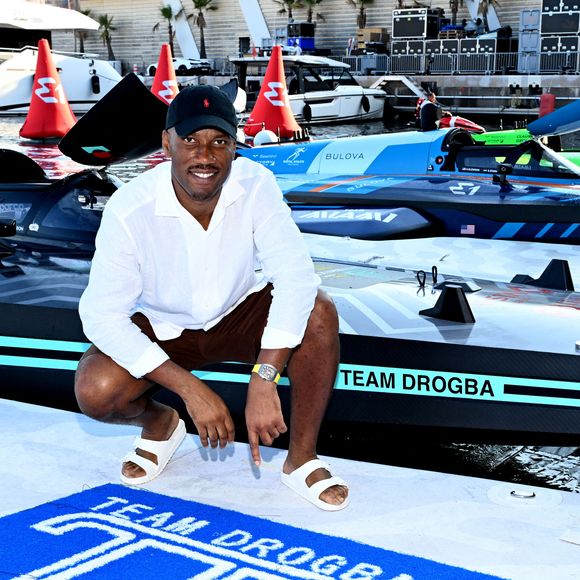 Didier Drogba sur son bateau - Journée de qualification lors d'une manche du championnat du monde de bateaux électriques E1 Series à Monaco, le 18 juillet 2025. © Bruno Bebert/Bestimage