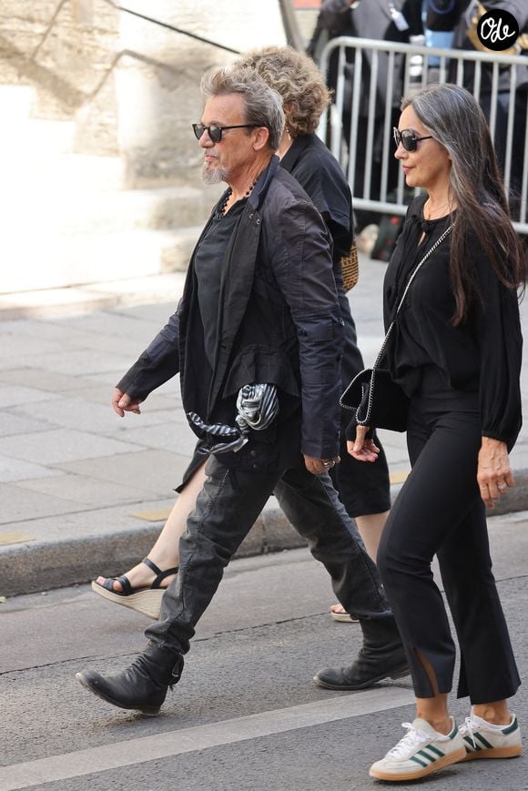 Florent Pagny et son épouse Azucena Caamano assistent aux funérailles de Thierry Ardisson à l'église Saint-Roch à Paris, en France, le 17 juillet 2025. Journaliste de télévision, animateur et producteur français pionnier, surnommé « l'Homme en noir », Thierry Ardisson est décédé d'un cancer le 14 juillet à l'âge de 76 ans. Photo : ABACAPRESS.COM