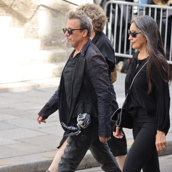 Florent Pagny et son épouse Azucena Caamano assistent aux funérailles de Thierry Ardisson à l'église Saint-Roch à Paris, en France, le 17 juillet 2025. Journaliste de télévision, animateur et producteur français pionnier, surnommé « l'Homme en noir », Thierry Ardisson est décédé d'un cancer le 14 juillet à l'âge de 76 ans. Photo : ABACAPRESS.COM