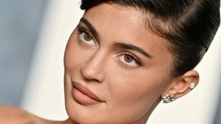 Kylie Jenner fait visiter sa future maison de rêve, entre roseraie, salle à manger extérieure et terrain de sport