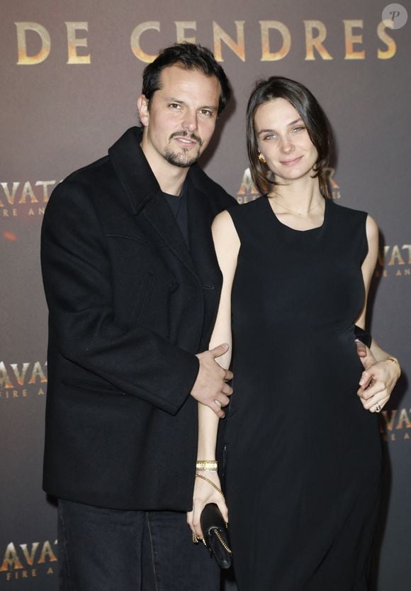 Juan Arbelaez et sa compagne Cassandre Verdier enceinte - Avant-première du film "Avatar : Fire and Ash" (Avatar : de Feu et de Cendres) à la Seine Musicale de Boulogne-Billancourt. © Marc Ausset-Lacroix/Bestimage