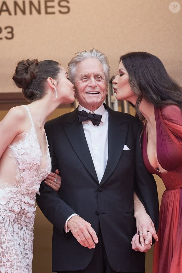 Michael Douglas, sa femme Catherine Zeta-Jones et leur fille Carys - Montée des marches du film « Jeanne du Barry » pour la cérémonie d’ouverture du 76ème Festival International du Film de Cannes, au Palais des Festivals à Cannes. Le 16 mai 2023
© Jacovides-Moreau / Bestimage