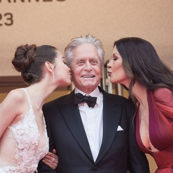 Michael Douglas, sa femme Catherine Zeta-Jones et leur fille Carys - Montée des marches du film « Jeanne du Barry » pour la cérémonie d’ouverture du 76ème Festival International du Film de Cannes, au Palais des Festivals à Cannes. Le 16 mai 2023
© Jacovides-Moreau / Bestimage