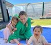 La jeune maman explique que ce rythme lui donne parfois l’impression de vivre deux vies différentes.

Laury Larrory sur son compte Instagram avec ses filles, le 23 mai 2025. Photo : Instagram