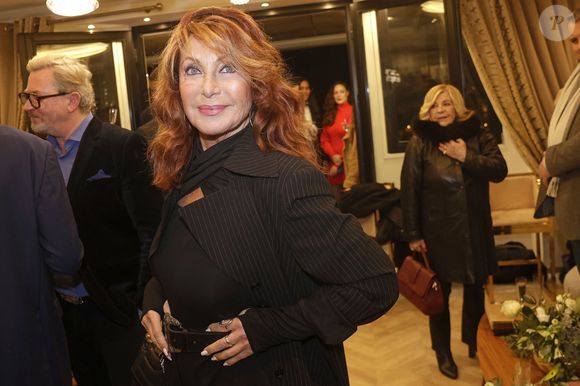 Julie Pietri lors de l'inauguration faite par Valérie Kaprisky de " Une Expo pour sauver les Animaux " organisée par le mannequin J.Bellet au profit de l'association YouCare. 28/11/2025 © Cédric Perrin/Bestimage