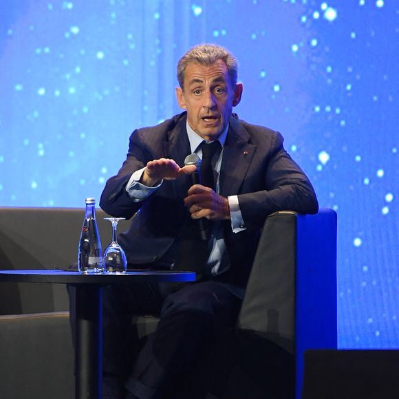 Une décision historique puisque Nicolas Sarkozy va devenir le premier ancien chef d’État français à porter un bracelet électronique

Conférence exceptionnelle avec l’ancien président Nicolas Sarkozy. Cet événement, très attendu, s’inscrivait dans le cadre des Rencontres de l’Avenir 2024 et a rassemblé un public nombreux venu écouter les réflexions de l’ancien chef de l'État sur « L’Avenir de la France ».
© Lionel Urman / Bestimage