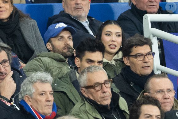 Squeezie et Chloé Gervais au match de rugby du Tournoi des Six Nations France contre Angleterre au Stade de France à Saint-Denis le 14 mars 2026. © AGENCE / BESTIMAGE