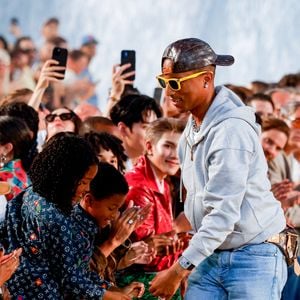 Face à la polémique, LVMH a tenu à rétablir ce qu'il présente comme "la réalité des choses" en détaillant le fonctionnement de cette installation et les mesures mises en place pour limiter son impact environnemental.
Le créateur de mode Pharrell Williams avec sa femme Helen Lasichanh et ses enfants - Défilé de mode Louis Vuitton Prêt à Porter Collection Homme Printemps/Été 2027 lors de la Fashion Week de Paris, à la Cité Internationale Universitaire de Paris, France, le 23 juin 2026. © Bestimage