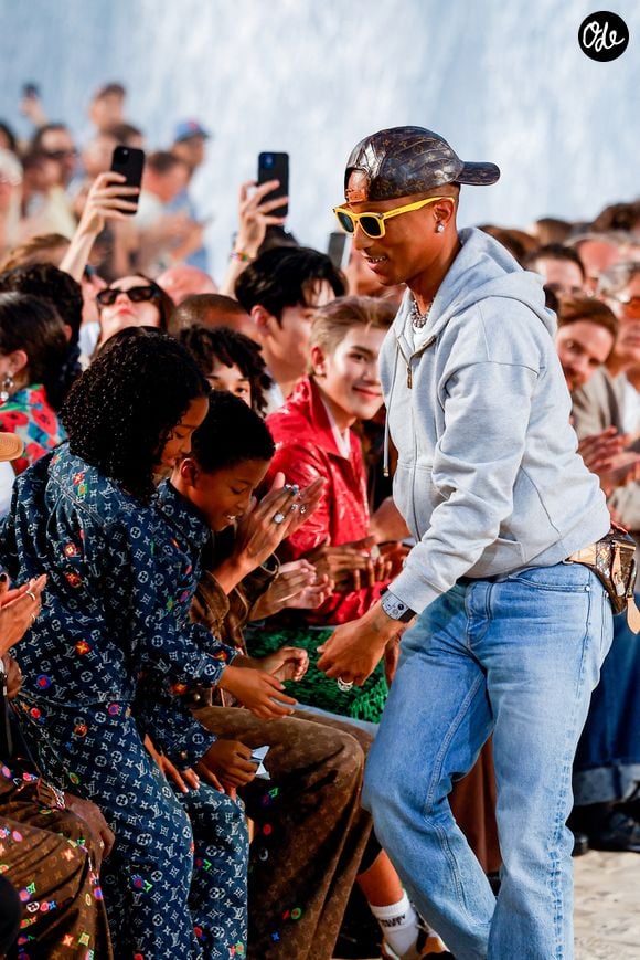 Face à la polémique, LVMH a tenu à rétablir ce qu'il présente comme "la réalité des choses" en détaillant le fonctionnement de cette installation et les mesures mises en place pour limiter son impact environnemental.

Le créateur de mode Pharrell Williams avec sa femme Helen Lasichanh et ses enfants - Défilé de mode Louis Vuitton Prêt à Porter Collection Homme Printemps/Été 2027 lors de la Fashion Week de Paris, à la Cité Internationale Universitaire de Paris, France, le 23 juin 2026. © Bestimage