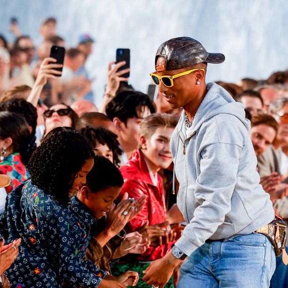 Face à la polémique, LVMH a tenu à rétablir ce qu'il présente comme "la réalité des choses" en détaillant le fonctionnement de cette installation et les mesures mises en place pour limiter son impact environnemental.

Le créateur de mode Pharrell Williams avec sa femme Helen Lasichanh et ses enfants - Défilé de mode Louis Vuitton Prêt à Porter Collection Homme Printemps/Été 2027 lors de la Fashion Week de Paris, à la Cité Internationale Universitaire de Paris, France, le 23 juin 2026. © Bestimage