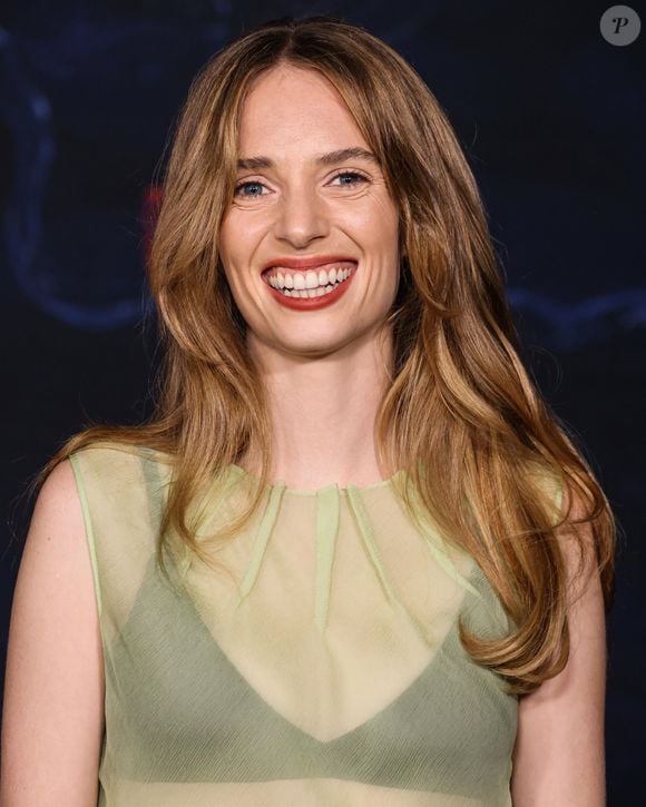L’actrice portait une robe sans manches à jupe volumineuse, complétée d’une veste à plumes.

Maya Hawke au photocall de la première de la série "Stranger Things - Saison 5" au TCL Chinese Theatre de Los Angeles, Californie, Etats-Unis, le 6 novembre 2025. © RALL/Backgrid USA/Bestimage