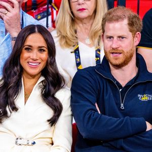 Les parents de deux enfants ont publié un communiqué via leur fondation Archewell, et ont appelé à la solidarité. "Si un ami, un proche ou un animal de compagnie doit être évacué et que vous pouvez lui offrir un refuge dans votre maison, n'hésitez pas à le faire", a-t-on pu lire. 

Le prince Harry, et son épouse, Meghan Markle