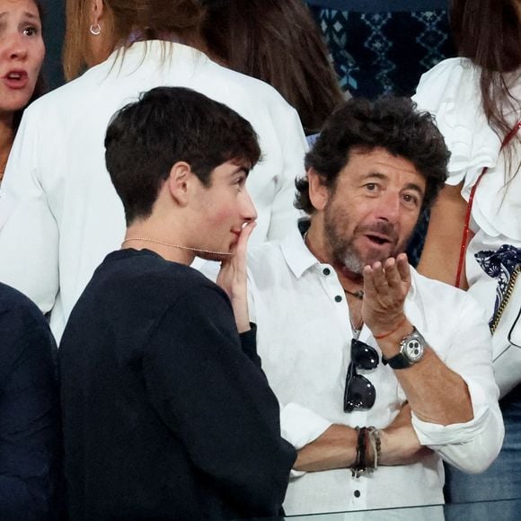 Patrick Bruel et son fils Léon - Les célébrités en tribunes pendant la finale de basketball opposant les Etats-Unis à la France (98-87) lors des Jeux Olympiques de Paris 2024 (JO) à l'Arena Bercy, à Paris, France. © Jacovides-Perusseau/Bestimage