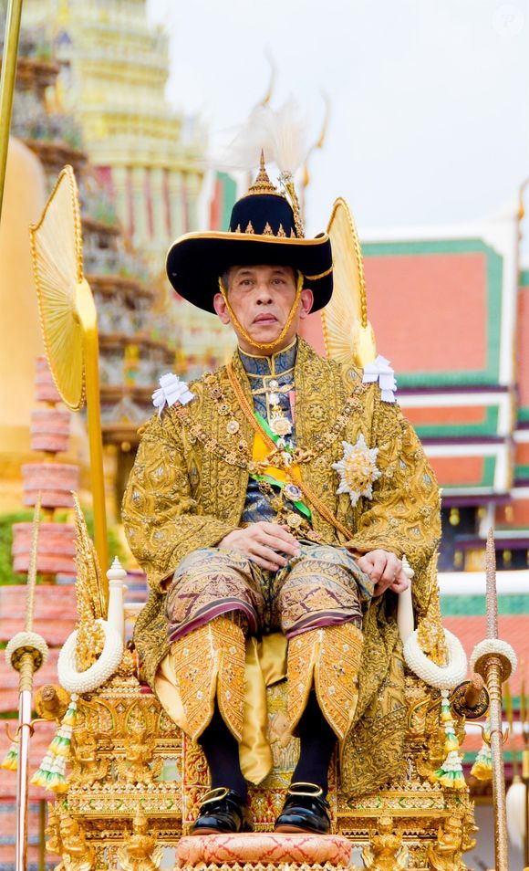 Il y a trois ans, le 14 décembre 2022 plus exactement, la princesse Bajrakitiyabha, fille aînée du sulfureux roi de Thaïlande, Rama X - alors âgée de 46 ans - a été victime d'un problème cardiaque.

Couronnement du roi Rama X à Bangkok en Thaïlande, le 4 mai 2019. (Backgrid USA / Bestimage).