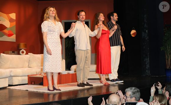 mais celui qui joue dans "Amis pour la vie" au théâtre de l'Oeuvre

Exclusif - Alysson Paradis, Davy Sardou, Marie-Ange Casta, Julien Personnaz lors de la générale de la pièce "Amis pour la vie" au théâtre de l'Oeuvre à Paris le 24 avril 2025. La représentation est suivie d'un cocktail.

© Coadic Guirec / Bestimage