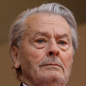 Alain Delon est enterré à Douchy
Alain Delon (avec un badge Paris Match d'une ancienne couverture du magazine titrant "Alain Delon, mes deux amours, Rosalie et Anouchka) - Montée des marches du film "A Hidden Life" lors du 72ème Festival International du Film de Cannes.

© Jacovides-Moreau / Bestimage