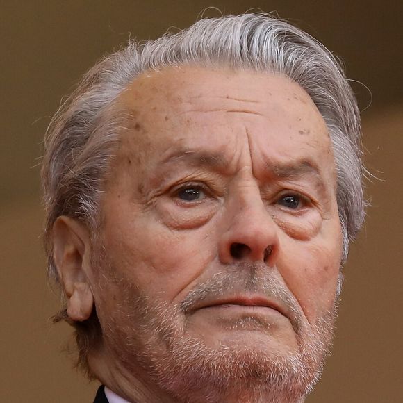 Alain Delon est enterré à Douchy
Alain Delon (avec un badge Paris Match d'une ancienne couverture du magazine titrant "Alain Delon, mes deux amours, Rosalie et Anouchka) - Montée des marches du film "A Hidden Life" lors du 72ème Festival International du Film de Cannes.

© Jacovides-Moreau / Bestimage