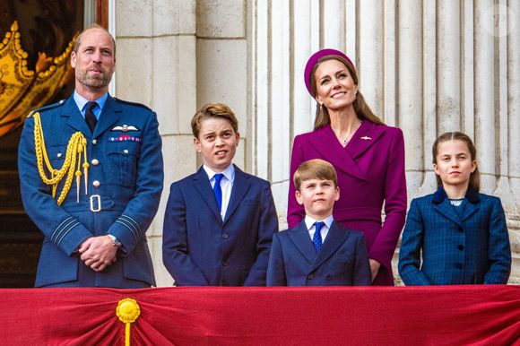 Le prince William de Galles, Catherine, princesse de Galles, le prince George, la princesse Charlotte et le prince Louis se rendent sur le balcon du palais de Buckingham pour assister au défilé aérien du 80e jour de la Victoire en Europe, le 5 mai 2025. Photo by Mischa Schoemaker/ABACAPRESS.COM