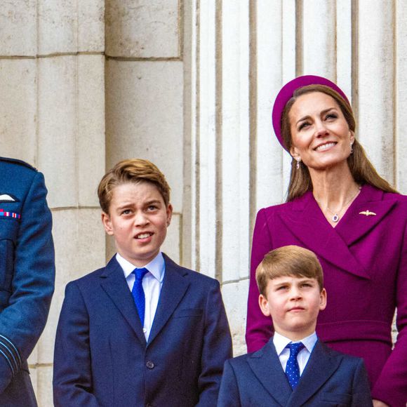 Le prince William de Galles, Catherine, princesse de Galles, le prince George, la princesse Charlotte et le prince Louis se rendent sur le balcon du palais de Buckingham pour assister au défilé aérien du 80e jour de la Victoire en Europe, le 5 mai 2025. Photo by Mischa Schoemaker/ABACAPRESS.COM