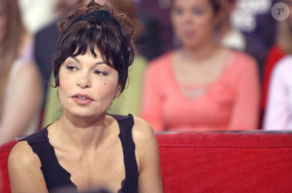 Isabelle Mergault pendant l'enregistrement de l'émission de Michel Drucker 'Vivement Dimanche' au Studio Gabriel à Paris, France, le 26 octobre 2005. Crédit Abaca